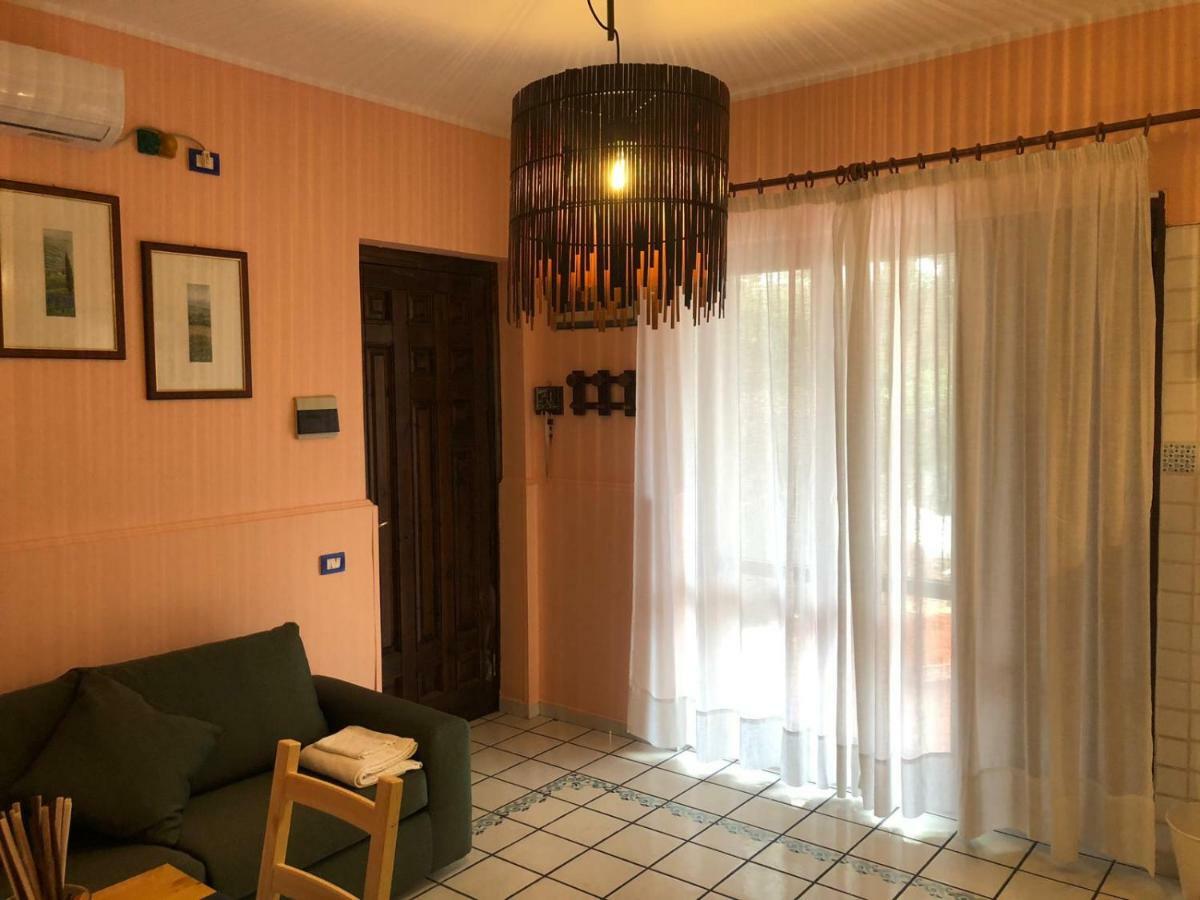 Chloe'S Apartment Ачиреале Екстериор снимка