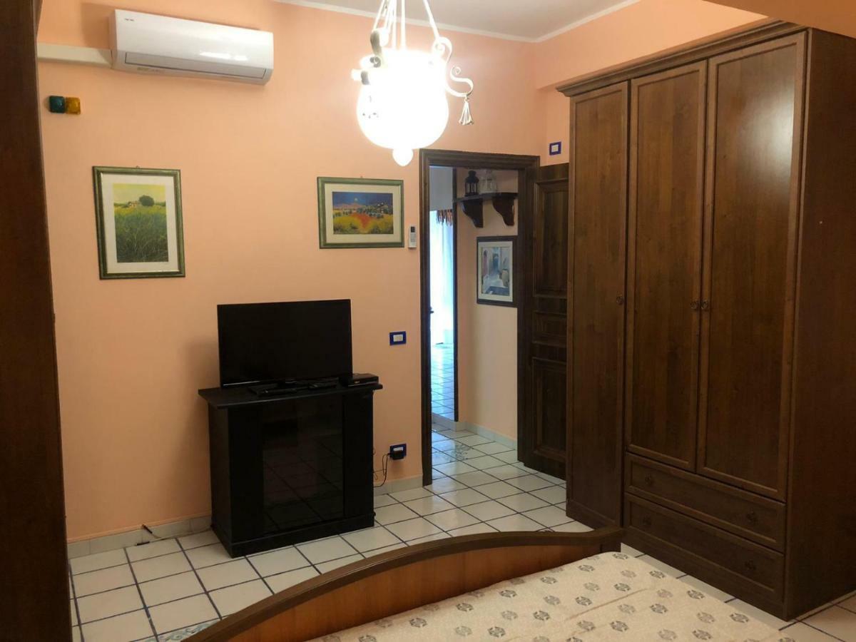 Chloe'S Apartment Ачиреале Екстериор снимка